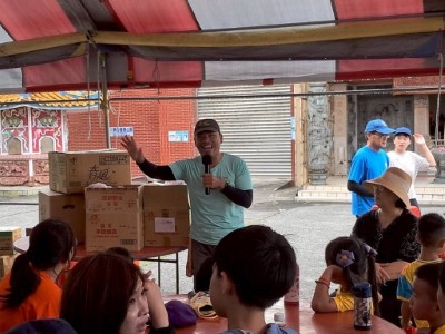 台灣農民組合協會 楊儒門向夥伴們致意